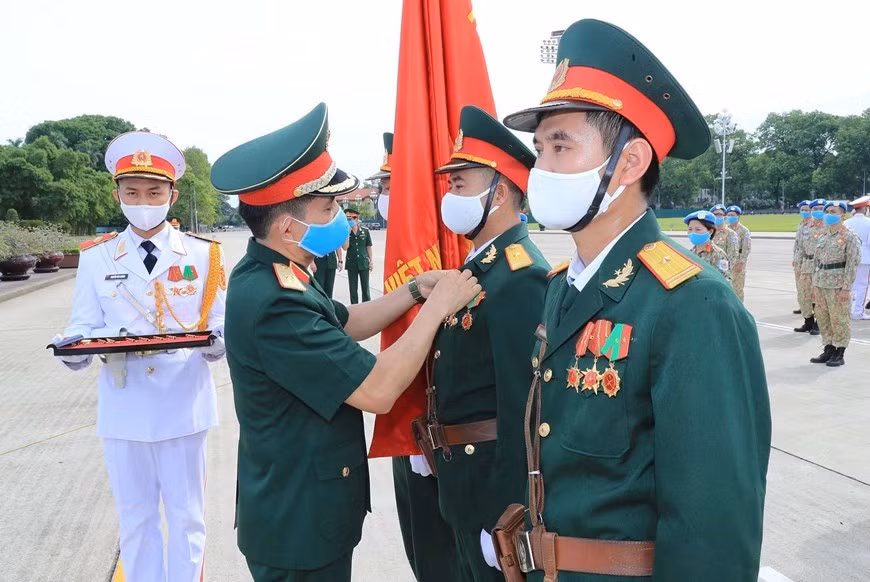 Персонал полевого госпиталя № 2 уровня 2 отдает дань уважения дяде Хо ảnh 4