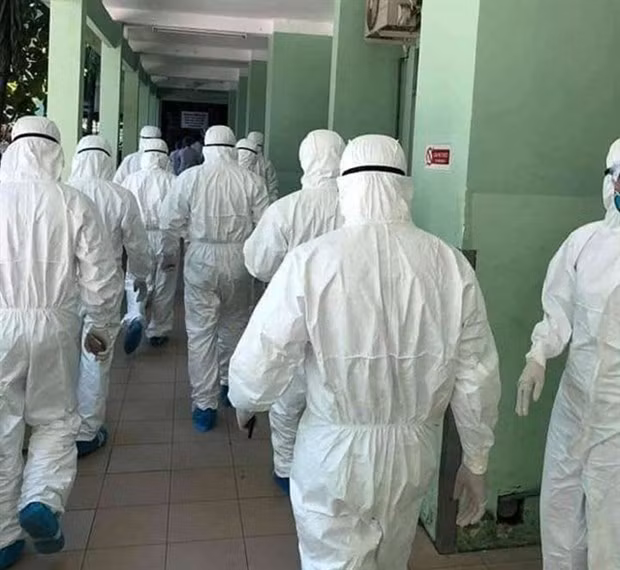 Отважные врачи направляются в Дананг, чтобы бороться с пандемией ảnh 1
