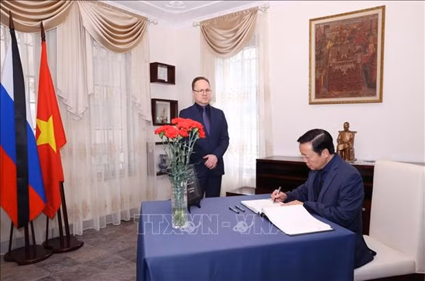 Вице-премьер Вьетнама оставил запись в книге соболезнований в Посольстве России ảnh 1