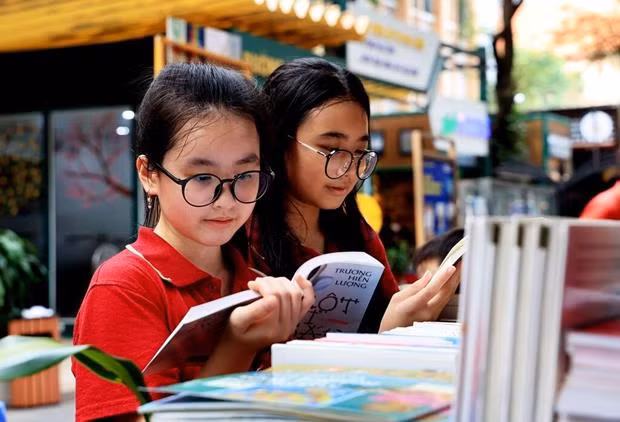 Многочисленные мероприятия посвящены третьему Дню книги и культуры чтения во Вьетнаме. ảnh 1 Многочисленные мероприятия посвящены третьему Дню книги и культуры чтения во Вьетнаме. ảnh 1
