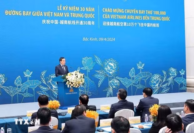Председатель НС посетил церемонию, посвященную 30-летнему присутствию Vietnam Airlines в Китае ảnh 2