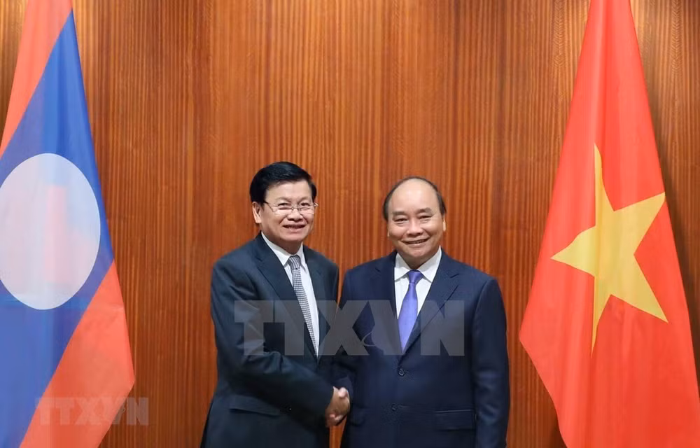 Премьер-министр Нгуен Суан Фук провел переговоры с лаосским коллегой ảnh 1