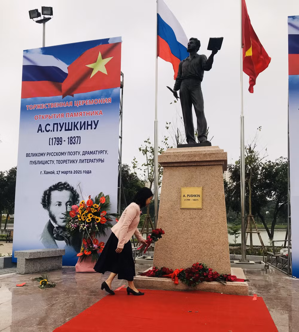 Установлен памятник А.С. Пушкину в Ханое ảnh 7