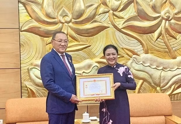 Посол Казахстана награжден знаком дружбы ảnh 1