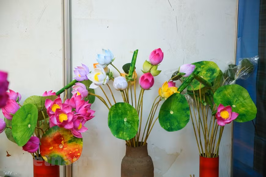 В 300-летней деревне ремесленников делают похожие на настоящие бумажные цветы ảnh 13