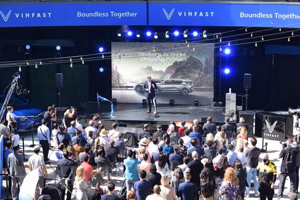 VinFast одновременно открыл 6 салонов по продаже электромобилей в США ảnh 1