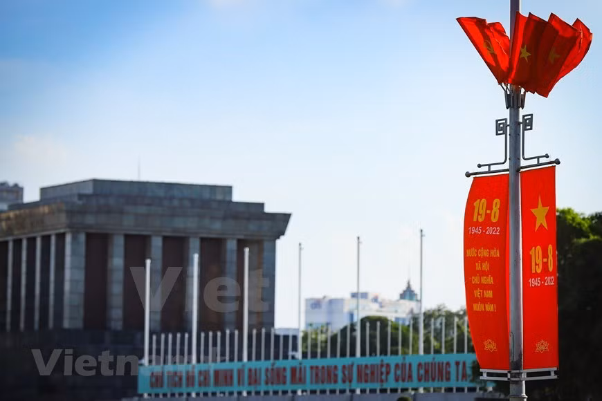 Улицы Ханоя блестяще украшены к празднованию Дня национальной независимости Вьетнама ảnh 2
