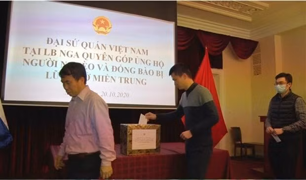 Вьетнамцы за рубежом поддерживают пострадавших от наводнения на родине ảnh 1