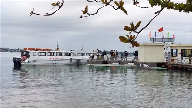 По меньшей мере 13 человек погибли в результате крушения лодки в провинции Куангнам ảnh 1