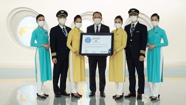 Авиакомпания Vietnam Airlines сертифицирована наивысшим 5-звездочным рейтингом безопасности авиакомпаний в отношении COVID-19 ảnh 1