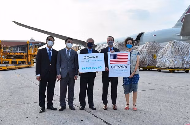 Вакцины, подаренные США, доставлены во Вьетнам ảnh 1