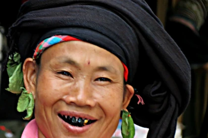 Женщина с черненными зубами, Южный Вьетнам / © Linda De Volder