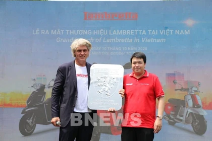 Представитель Lambretta — легендарного итальянского бренда скутеров — вручил символ марки официальному дистрибьютору во Вьетнаме — акционерной компании Lamscooter