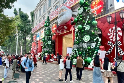 В эти дни в Хошимине рождественская атмосфера разливается по всем улицам и уголкам города, особенно в центральных районах (Фото: chinhphu.vn)
