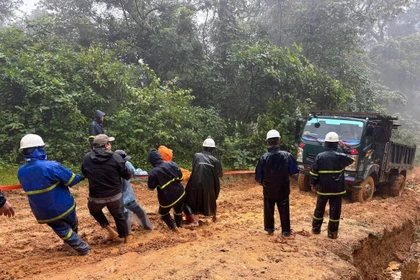 Рабочие Электроэнергетической компании провинции Куангчи, преодолевая все трудности, прилагают усилия для восстановления электроснабжения отдалённых и труднодоступных деревень и поселений до 15 декабря.