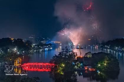 Великолепный фейерверк над озером Хоанкьем в Ханое (Фото: ВИА)