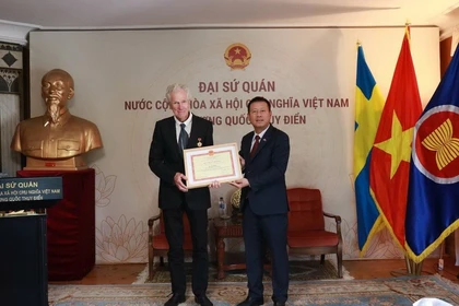 Посол Чан Ван Туан вручил медаль «За заслуги в области культуры, спорта и туризма» кинорежиссёру Бо Элену (Фото: Посольство Вьетнама в Швеции)