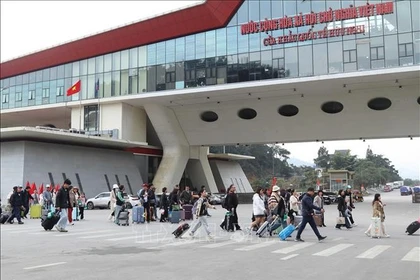 Пассажиропоток через Международный пограничный пункт Хыунги (провинция Лангшон) значительно возрос в связи с ростом туристического спроса (Фото: ВИА)