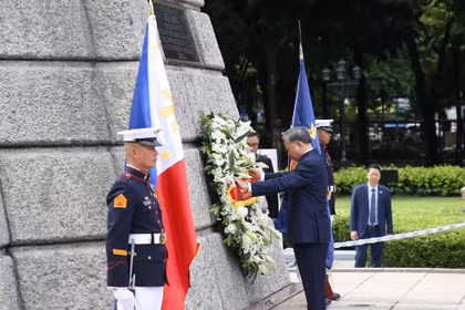 Генсек, Президент То Лам возлагает цветы к мемориалу Хосе Рисаля.