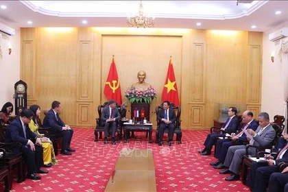 Профессор, доктор наук Нгуен Суан Тханг принял Алексея Комиссарова, директора РАНХиГС (Фото: ВИА)