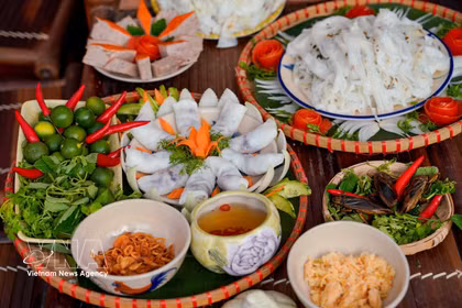 Профессия по изготовлению традиционных рисовых рулетов (бань-куон) вьетнамской деревни Тханьчи (Ханой) недавно была включена в Национальный список нематериального культурного наследия Вьетнама (Фото: ВИА)