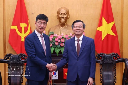 Товарищ Доан Минь Хуан и На Ки Хонг, генеральный директор комплекса Samsung Вьетнам (Фото: ВИА)