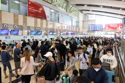 Жители выстраиваются в очередь для прохождения регистрационных процедур и вылета из Ханоя в аэропорту Нойбай утром 13 февраля 2026 года (Фото: ВИА)