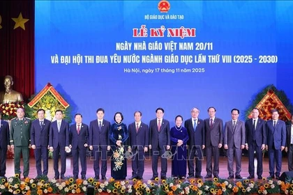 Президент Лыонг Кыонг с делегатами на церемонии празднования Дня учителя Вьетнама (20 ноября) и Восьмого съезда поощрения патриотического движения в сфере образования (Фото: ВИА) 