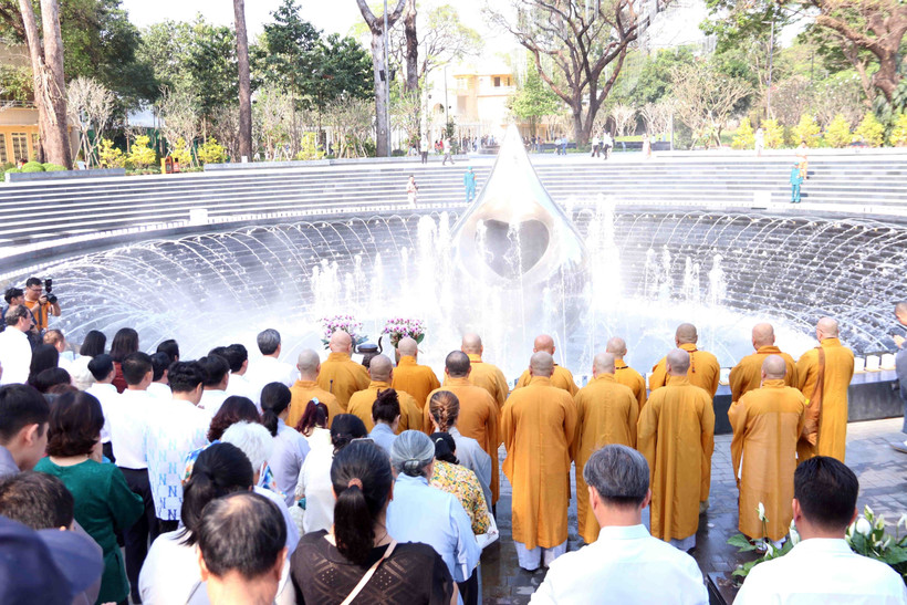 Церемония поминовения и буддийская служба по упокоению душ жертв пандемии COVID-19, организованная Комитетом Отечественного фронта Вьетнама города Хошимина в Парке № 1 Ли Тхай То. (Фото: ВИА)