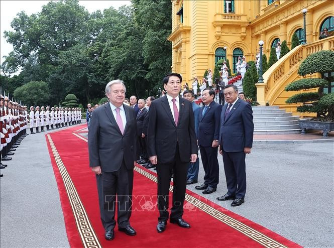 Президент государства Лыонг Кыонг встречает Генерального секретаря ООН Антониу Гутерриша в Президентском дворце. (Фото: ВИА)