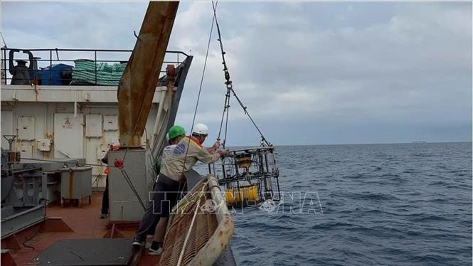 Отбор образцов осадков на континентальном шельфе Вьетнама экспедиционной группой. (Фото: ВИА)