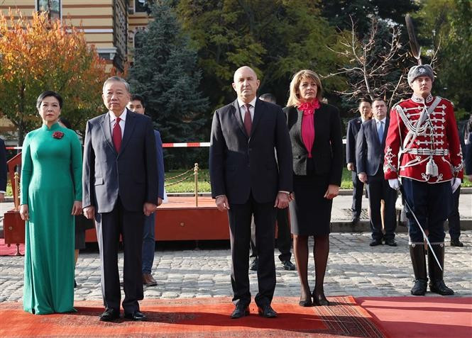 Президент Республики Болгария Румен Радев и его супруга возглавляют торжественную церемонию приветствия Генерального секретаря То Лама и его супруги, находящихся с официальным визитом в Болгарии. (Фото: ВИА)