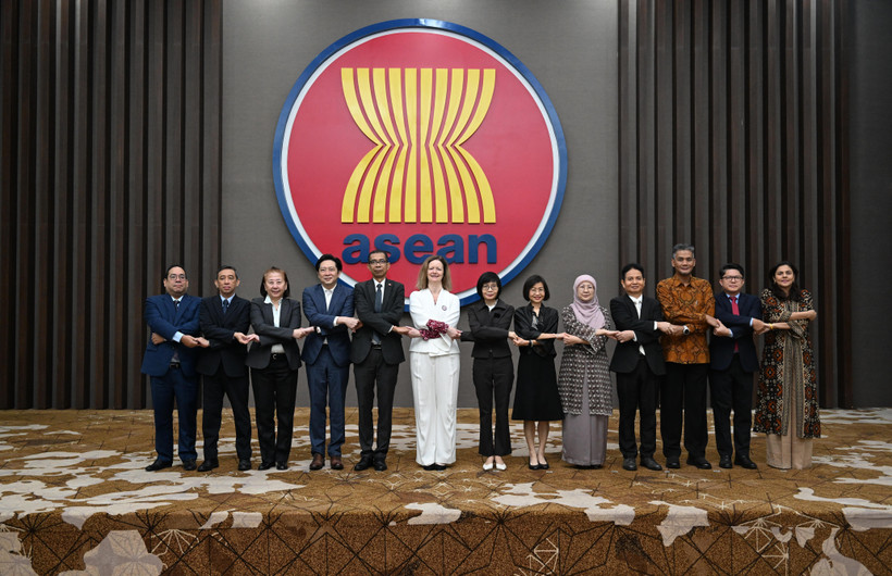 Представители делегаций стран на заседании