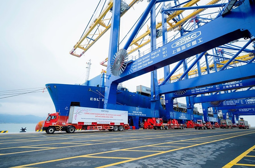 Выполняется погрузка экспортных грузов в порту Лачхуен (город Хайфон). Фото: Нгуен Винь