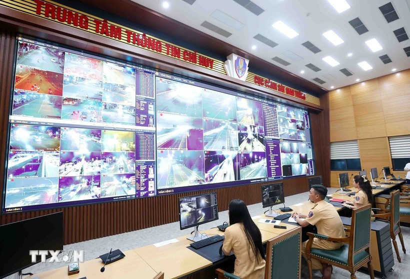 Кадры и бойцы дорожной полиции осуществляют круглосуточный мониторинг дорожного движения с помощью ИИ-камер в Информационно-командном центре Департамента дорожной полиции Министерства общественной безопасности Вьетнама. (Фото: ВИА)