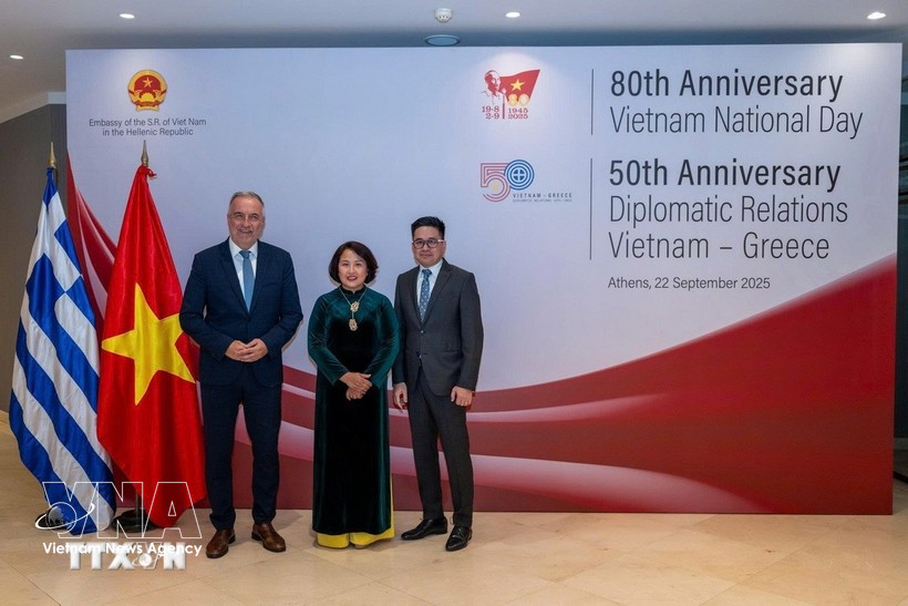 Посол Фам Тхи Тху Хыонг встречается с заместителем министра развития Греции Ставросом Калафатисом. (Фото: ВИА)