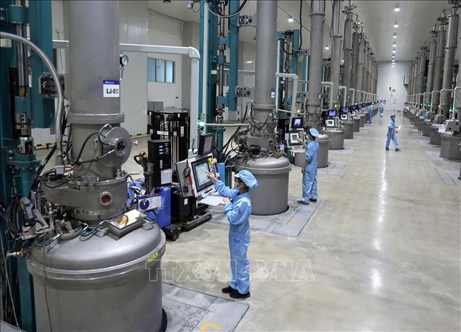 Работает производственная линия по выпуску материалов для изготовления солнечных батарей на предприятии ООО JA Solar Vietnam, с инвестициями из Гонконга (КНР), в промышленном парке Куангчау, провинция Бакнинь. (Фото: ВИА)