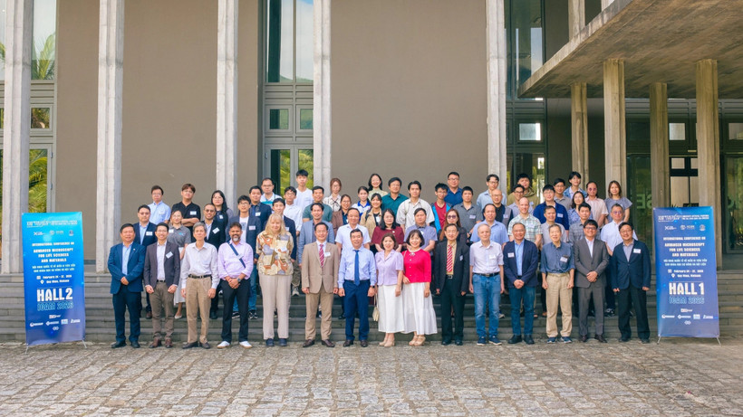 Учёные принимают участие в церемонии открытия Международной конференции по передовой микроскопии для наук о жизни и материаловедения в ICISE утром 25 февраля. (Фото: ICISE)