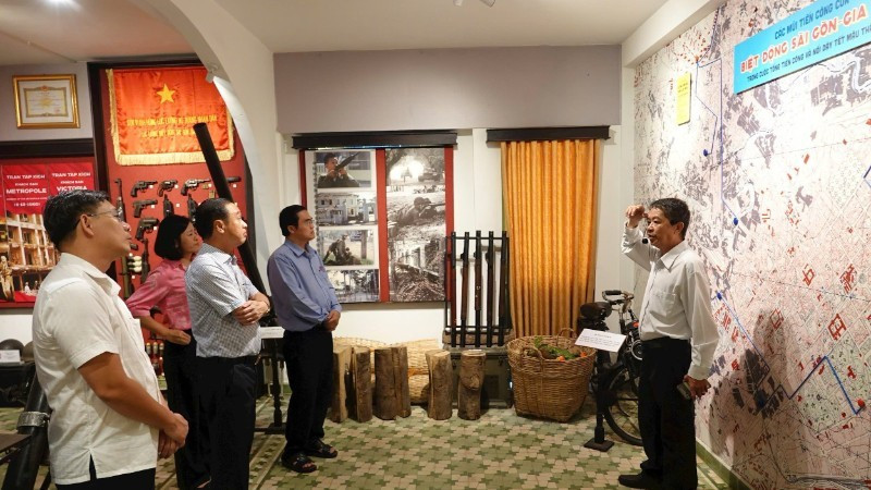 Делегация депутатов Народного совета Хошимина посещает Музей сайгонских коммандос — Зядинь.