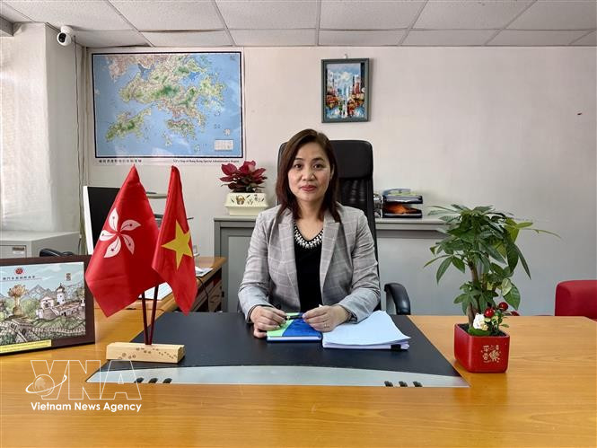 Ву Тхи Тхуи заместитель Генерального консула, руководитель Торгового представительства Вьетнама в Гонконге, даёт интервью корреспонденту ВИА. (Фото: ВИА)