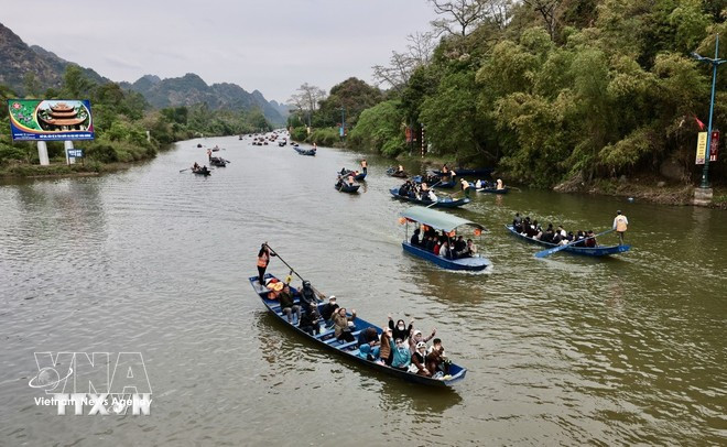 Праздник пагоды Хыонг: по ручью Йен снуют лодки, везущие паломников на весенний праздник. (Фото: ВИА)