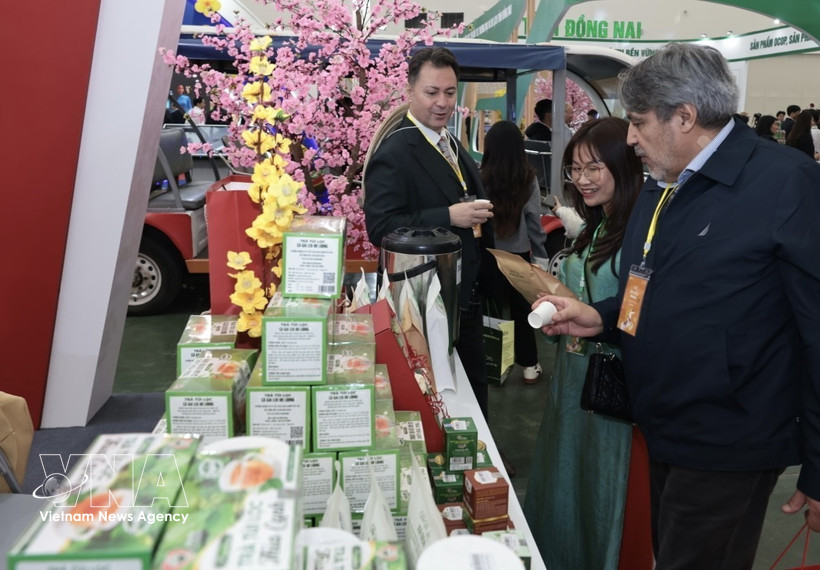 Посетители осматривают стенды на Весенней ярмарке 2026. (Фото: ВИА)