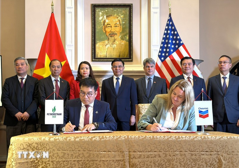 Представители компании "Binh Son Refining and Petrochemical" и энергетического концерна Chevron подписывают Меморандум о взаимопонимании. (Фото: ВИА)