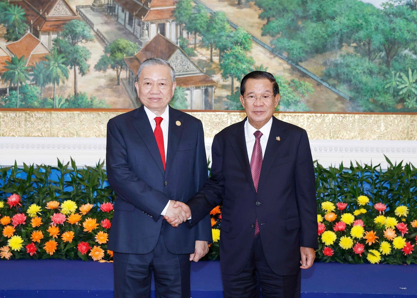 Генеральный секретарь То Лам и Председатель Народной партии Камбоджи Хун Сен. (Фото: ВИА)