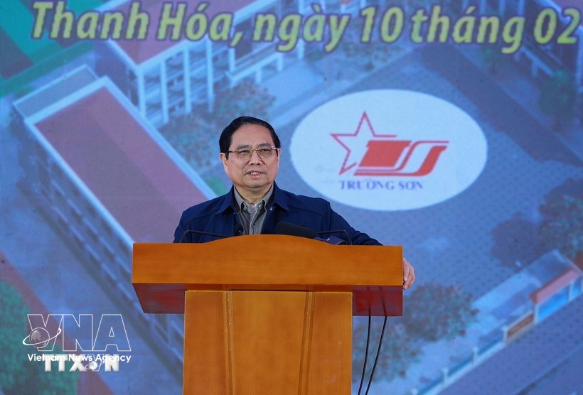 Премьер-министр Фам Минь Тьинь выступает на церемонии начала строительства проекта начальной школы Камтхач в провинции Тханьхоа. (Фото: ВИА)