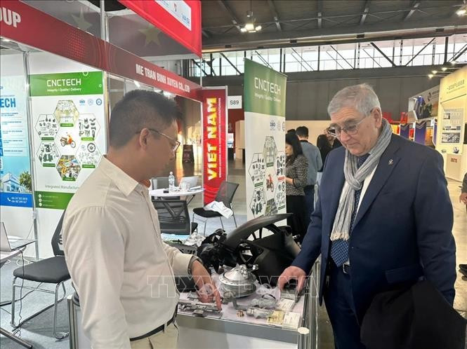 Генеральный секретарь Итало-вьетнамской торговой палаты Вальтер Кавренги посещает вьетнамский павильон. (Фото: ВИА)