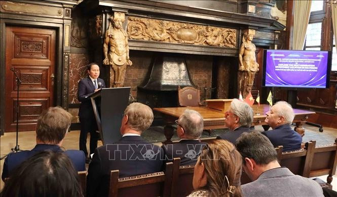 Секретарь городского партийного комитета Хайфона Ле Тьен Чау выступает на семинаре. (Фото: ВИА)