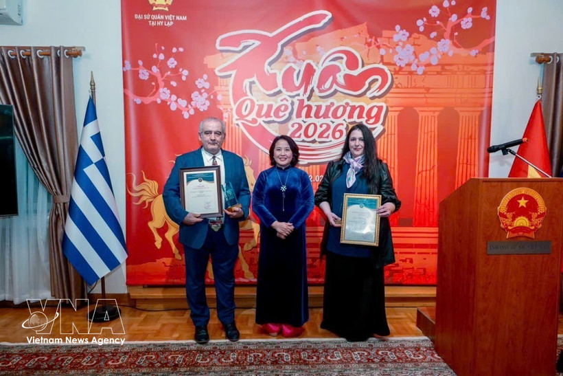 Посол Фам Тхи Тху Хыонг вручает греческим друзьям Национальную премию по внешнеинформационной работе XI созыва. (Фото: ВИА)
