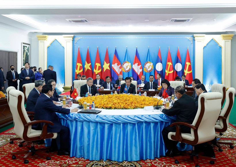 Встреча высокого уровня между тремя партиями: Народной партией Камбоджи, Коммунистической партией Вьетнама и Народно-революционной партией Лаоса. (Фото: ВИА)