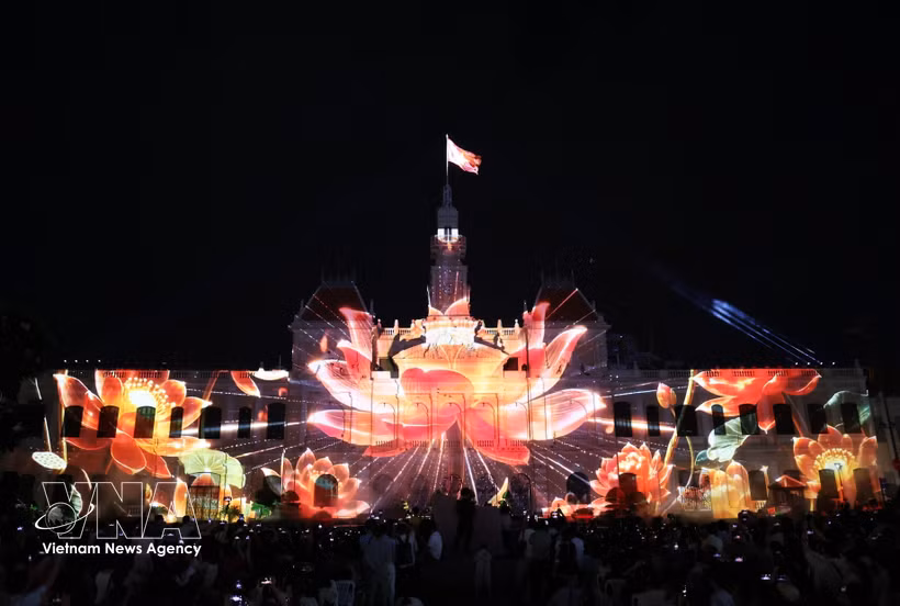 Художественное представление и 3D-mapping-шоу в честь 50-летия присвоения городу имени Президента Хо Ши Мина.